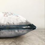 Beyaz Zemin Üzerinde Manzara Motifli Bayan Silüeti Modern Raşel Kadife Yastık Kırlent Kılıfı Realhomes