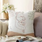 - Sonil-K-7349-Gorsel1 - Realhomes Beyaz Zemin Üzerinde Bayan Silüeti Dijital Baskılı Modern Raşel Kadife Yastık Kırlent Kılıfı Realhomes