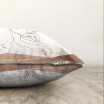 - Sonil-K-7349-Gorsel3 - Realhomes Beyaz Zemin Üzerinde Bayan Silüeti Dijital Baskılı Modern Raşel Kadife Yastık Kırlent Kılıfı Realhomes