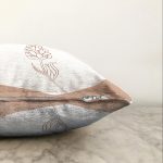 - Sonil-K-7350-Gorsel3 - Realhomes  Beyaz Zemin Üzerinde Onedraw Çizimli Gül Desenli Modern Raşel Kadife Yastık Kırlent Kılıfı Realhomes