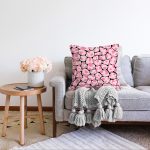 - Sonil-K-7364-Gorsel2 - Realhomes  Siyah Zemin Üzerinde Pembe Renkli Puantiye Desenli Modern Raşel Kadife Yastık Kırlent Kılıfı Realhomes