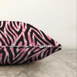 - Sonil-K-7365-Gorsel3 - Realhomes Siyah Zeminli Pembe Renkli Çizim Dijital Baskılı Modern Raşel Kadife Yastık Kırlent Kılıfı Realhomes