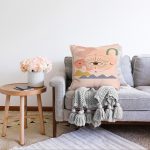 Pastel Renkli Zeminli Onedraw Çizimli Dijital Baskılı Modern Raşel Kadife Yastık Kırlent Kılıfı Realhomes