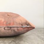 - Sonil-K-7370-Gorsel3 - Realhomes  Pastel Renkli Zeminli Onedraw Çizimli Dijital Baskılı Modern Raşel Kadife Yastık Kırlent Kılıfı Realhomes