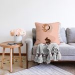 - Sonil-K-7371-Gorsel2 - Realhomes Pastel Renkli Zeminli Onedraw Çizimli Dijital Baskılı Modern Raşel Kadife Yastık Kırlent Kılıfı Realhomes