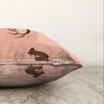 - Sonil-K-7371-Gorsel3 - Realhomes Pastel Renkli Zeminli Onedraw Çizimli Dijital Baskılı Modern Raşel Kadife Yastık Kırlent Kılıfı Realhomes