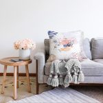 - Sonil-K-7373-Gorsel2 - Realhomes  Beyaz Zemin Üzerinde Onedraw Çizimli Bayan Silüeti Modern Raşel Kadife Yastık Kırlent Kılıfı Realhomes