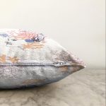 - Sonil-K-7373-Gorsel3 - Realhomes  Beyaz Zemin Üzerinde Onedraw Çizimli Bayan Silüeti Modern Raşel Kadife Yastık Kırlent Kılıfı Realhomes