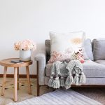 - Sonil-K-7374-Gorsel2 - Realhomes  Beyaz Zemin Üzerinde Onedraw Çizimli Yaprak Motifli Raşel Kadife Yastık Kırlent Kılıfı Realhomes