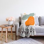 - Sonil-K-7377-Gorsel2 - Realhomes  Beyaz Zemin Üzerinde Onedraw Çizimli Yaprak Motifli Raşel Kadife Yastık Kırlent Kılıfı Realhomes