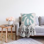 - Sonil-K-7380-Gorsel2 - Realhomes Renkli Zemin Üzerinde Onedraw Çizimli Yaprak Motifli Raşel Kadife Yastık Kırlent Kılıfı Realhomes