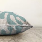 - Sonil-K-7380-Gorsel3 - Realhomes Renkli Zemin Üzerinde Onedraw Çizimli Yaprak Motifli Raşel Kadife Yastık Kırlent Kılıfı Realhomes