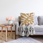 - Sonil-K-7381-Gorsel2 - Realhomes  Renkli Zemin Üzerinde Onedraw Çizimli Yaprak Motifli Raşel Kadife Yastık Kırlent Kılıfı Realhomes