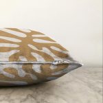 - Sonil-K-7381-Gorsel3 - Realhomes  Renkli Zemin Üzerinde Onedraw Çizimli Yaprak Motifli Raşel Kadife Yastık Kırlent Kılıfı Realhomes