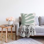 - Sonil-K-7382-Gorsel2 - Realhomes  Renkli Zemin Üzerinde Onedraw Çizimli Yaprak Motifli Raşel Kadife Yastık Kırlent Kılıfı Realhomes