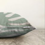 - Sonil-K-7382-Gorsel3 - Realhomes  Renkli Zemin Üzerinde Onedraw Çizimli Yaprak Motifli Raşel Kadife Yastık Kırlent Kılıfı Realhomes