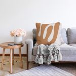 Renkli Zemin Üzerinde Onedraw Çizimli Yaprak Motifli Raşel Kadife Yastık Kırlent Kılıfı Realhomes