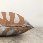 Renkli Zemin Üzerinde Onedraw Çizimli Yaprak Motifli Raşel Kadife Yastık Kırlent Kılıfı Realhomes