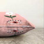 - Sonil-K-7384-Gorsel3 - Realhomes Pudra Zemin Üzerinde Onedraw Çizimli Çiçek Desenli Modern Raşel Kadife Yastık Kırlent Kılıfı Realhomes