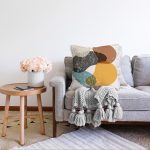 Renkli Zemin Üzerinde Onedraw Çizimli Oval Desenli Modern Raşel Kadife Yastık Kırlent Kılıfı Realhomes