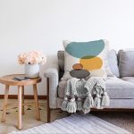 Renkli Zemin Üzerinde Onedraw Çizimli Oval Desenli Modern Raşel Kadife Yastık Kırlent Kılıfı Realhomes