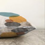 Renkli Zemin Üzerinde Onedraw Çizimli Oval Desenli Modern Raşel Kadife Yastık Kırlent Kılıfı Realhomes