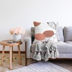 - Sonil-K-7392-Gorsel2 - Realhomes  Beyaz Zemin Üzerinde Onedraw Çizimli Yaprak Motifli Raşel Kadife Yastık Kırlent Kılıfı Realhomes