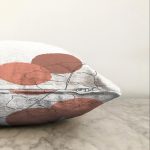 - Sonil-K-7392-Gorsel3 - Realhomes  Beyaz Zemin Üzerinde Onedraw Çizimli Yaprak Motifli Raşel Kadife Yastık Kırlent Kılıfı Realhomes