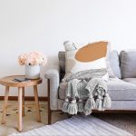 Beyaz Zemin Üzerinde Onedraw Çizimli Yaprak Motifli Raşel Kadife Yastık Kırlent Kılıfı Realhomes