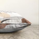 Beyaz Zemin Üzerinde Onedraw Çizimli Yaprak Motifli Raşel Kadife Yastık Kırlent Kılıfı Realhomes