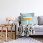 - Sonil-K-7399-Gorsel2 - Realhomes Renkli Zeminde Bardak Desenli Dijital Baskılı Modern Raşel Kadife Yastık Kırlent Kılıfı Realhomes