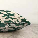 - Sonil-K-7400-Gorsel3 - Realhomes Yeşil Zeminde Yaprak Desenli Dijital Baskılı Modern Raşel Kadife Yastık Kırlent Kılıfı Realhomes