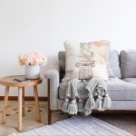 Beyaz Zeminde Onedraw Çizimli Antik Desenli Dijital Baskılı Modern Raşel Kadife Yastık Kılıfı Realhomes