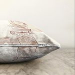 Beyaz Zeminde Onedraw Çizimli Antik Desenli Dijital Baskılı Modern Raşel Kadife Yastık Kılıfı Realhomes