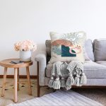 - Sonil-K-7406-Gorsel2 - Realhomes Renkli Zeminde Onedraw Çizimli Yaprak Desenli Dijital Baskılı Modern Raşel Kadife Yastık Kılıfı Realhomes