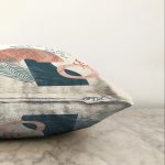 - Sonil-K-7406-Gorsel3 - Realhomes Renkli Zeminde Onedraw Çizimli Yaprak Desenli Dijital Baskılı Modern Raşel Kadife Yastık Kılıfı Realhomes