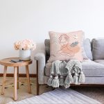 - Sonil-K-7407-Gorsel2 - Realhomes  Pudra Zeminde Onedraw Çizimli Erkek Desenli Dijital Baskılı Modern Raşel Kadife Yastık Kılıfı Realhomes