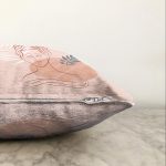 - Sonil-K-7407-Gorsel3 - Realhomes  Pudra Zeminde Onedraw Çizimli Erkek Desenli Dijital Baskılı Modern Raşel Kadife Yastık Kılıfı Realhomes