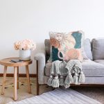 - Sonil-K-7408-Gorsel2 - Realhomes  Renkli Zeminde Soyut Çizimli Dijital Baskılı Modern Raşel Kadife Yastık Kırlent Kılıfı Realhomes