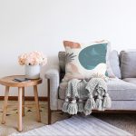 - Sonil-K-7412-Gorsel2 - Realhomes  Beyaz Zeminde Onedraw Çizimli Yaprak Desenli Dijital Baskılı Modern Raşel Kadife Yastık Kılıfı Realhomes