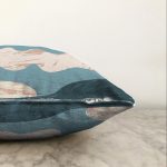 - Sonil-K-7414-Gorsel3 - Realhomes  Renkli Zeminde Soyut Çizimli Dijital Baskılı Modern Raşel Kadife Yastık Kırlent Kılıfı Realhomes