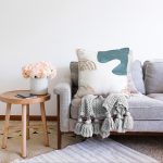 - Sonil-K-7415-Gorsel2 - Realhomes  Beyaz Zeminde Soyut Çizimli Dijital Baskılı Modern Raşel Kadife Yastık Kırlent Kılıfı Realhomes