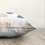 - Sonil-K-7415-Gorsel3 - Realhomes  Beyaz Zeminde Soyut Çizimli Dijital Baskılı Modern Raşel Kadife Yastık Kırlent Kılıfı Realhomes