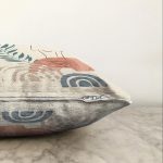 Renkli Zeminde Antik Motifli Onedraw Çizim Dijital Baskılı Modern Raşel Kadife Kırlent Kılıfı Realhomes