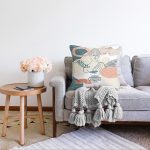 Beyaz Zeminde Antik Motifli Onedraw Çizim Raşel Kadife Yastık Kırlent Kılıfı Realhomes