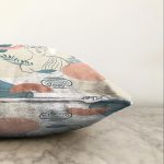 Beyaz Zeminde Antik Motifli Onedraw Çizim Raşel Kadife Yastık Kırlent Kılıfı Realhomes