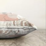 - Sonil-K-7419-Gorsel3 - Realhomes  Renkli Zeminde Antik Motifli Onedraw Çizim Dijital Baskılı Modern Raşel Kadife Kırlent Kılıfı Realhomes