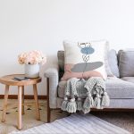 Beyaz Zeminde Onedraw Çizimli Gül Motifli Raşel Kadife Yastık Kırlent Kılıfı Realhomes