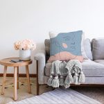 - Sonil-K-7422-Gorsel2 - Realhomes  Renkli Zeminde Onedraw Çizimli Bayan Silüeti Dijital Baskılı Modern Raşel Kadife Yastık Kılıfı Realhomes