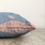 - Sonil-K-7422-Gorsel3 - Realhomes  Renkli Zeminde Onedraw Çizimli Bayan Silüeti Dijital Baskılı Modern Raşel Kadife Yastık Kılıfı Realhomes